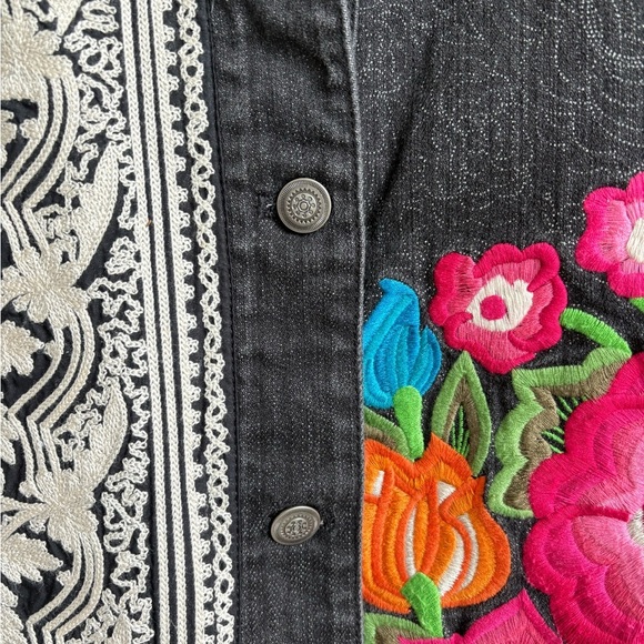 Chico's Platinum Floral Embroidered Denim Vest Size 3 - Picture 5 of 10